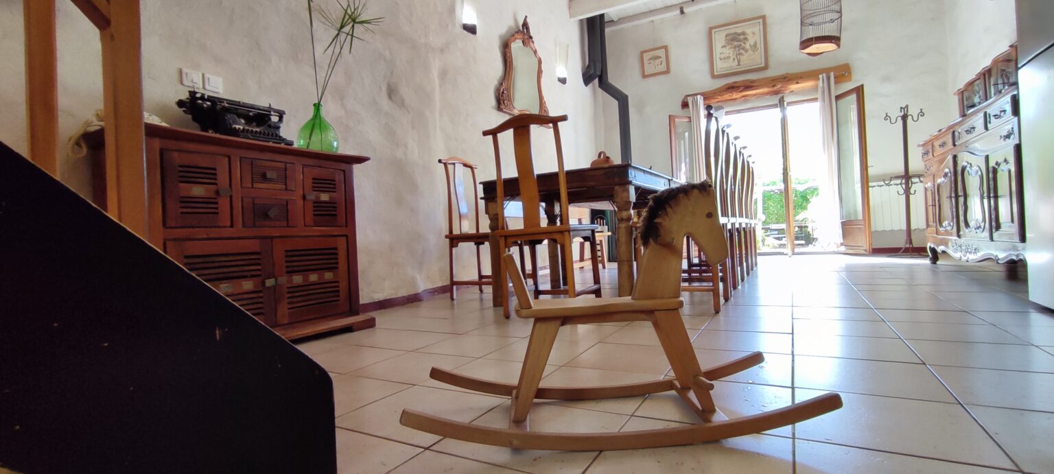 cheval à bascule ancien gîte de groupe au bord de la mer