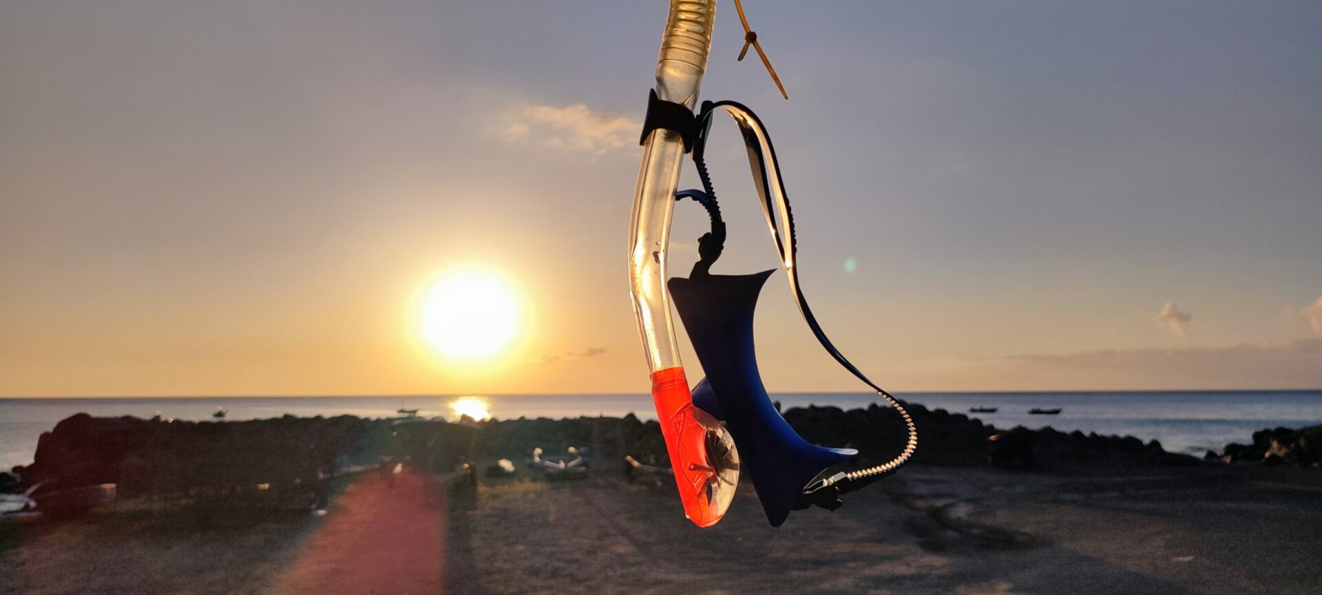 Soleil couchant sur la mer, masque de plongée mer méditerranée