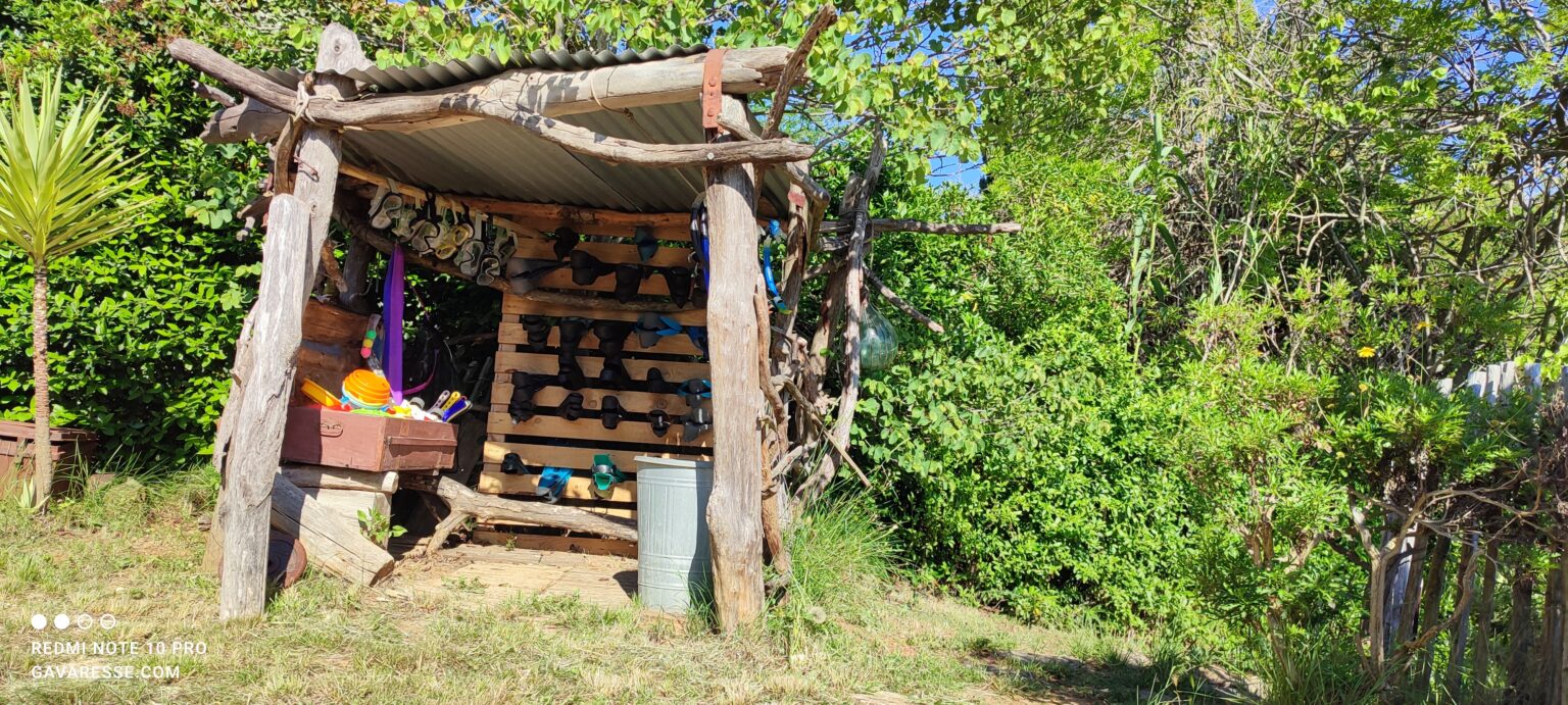 Bar à palmes, masques, tubas et jouets de plage écologiques mis à disposition à la Maison Gavaresse pour la découverte de la réserve marine du Pradet