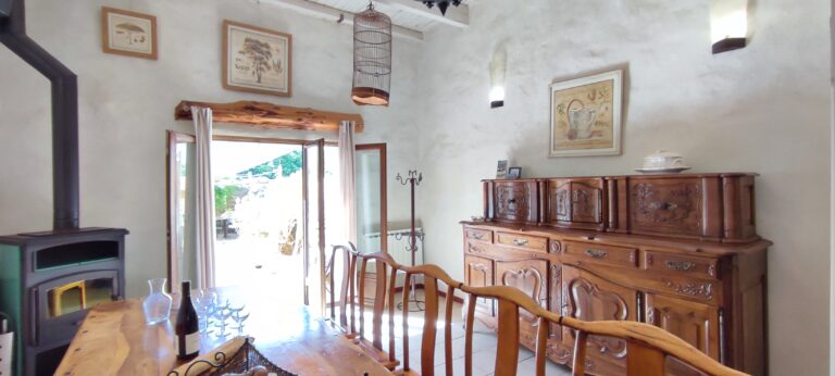 Table, chaise, bahut provençal