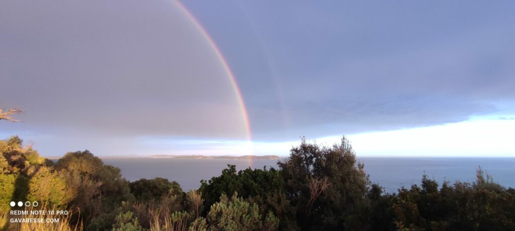 Double arc en ciel dans le ciel Pradetan