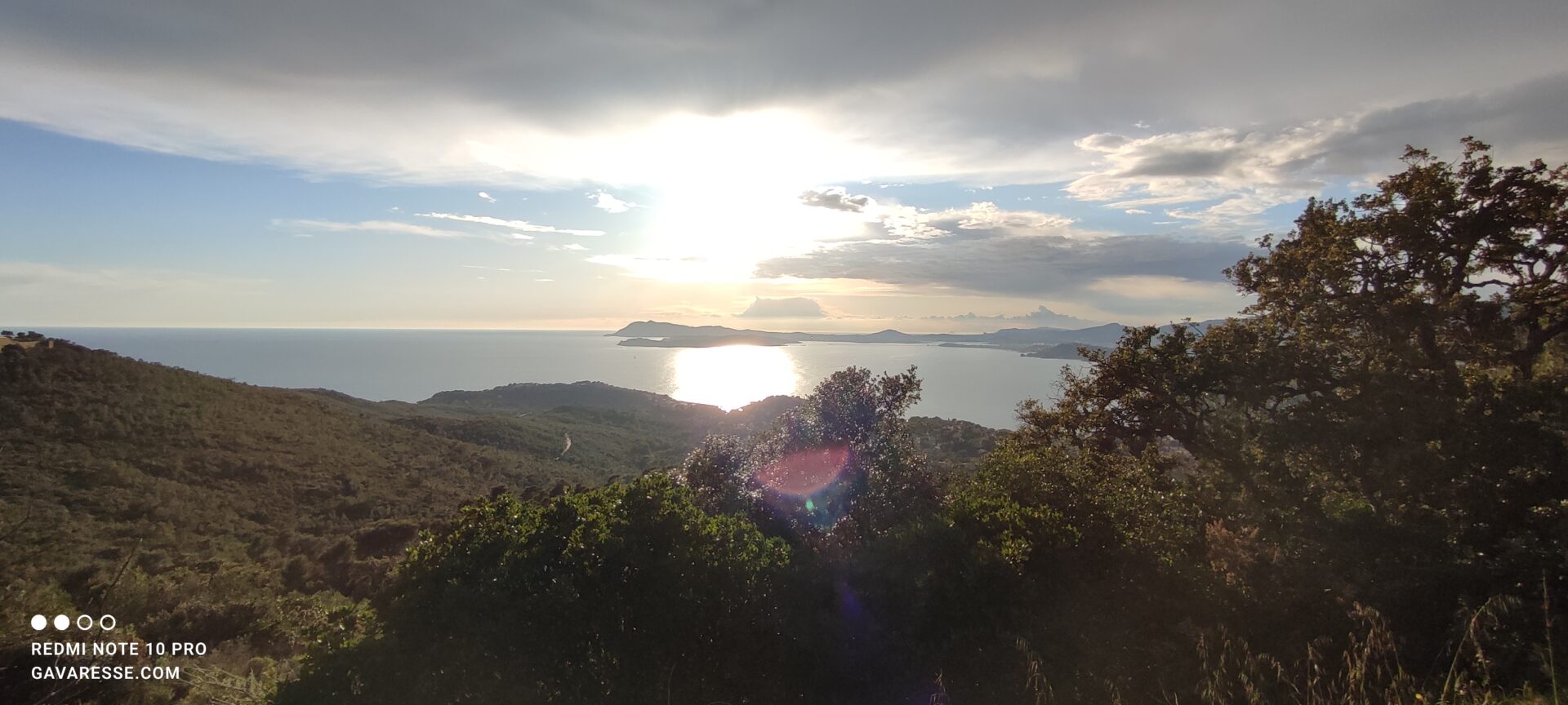 Vue panoramique sur la mer Méditerranée et la presqu'île de Saint-Mandrier (Rade de Toulon) depuis les hauteurs du Mas de la Gavaresse, Var.