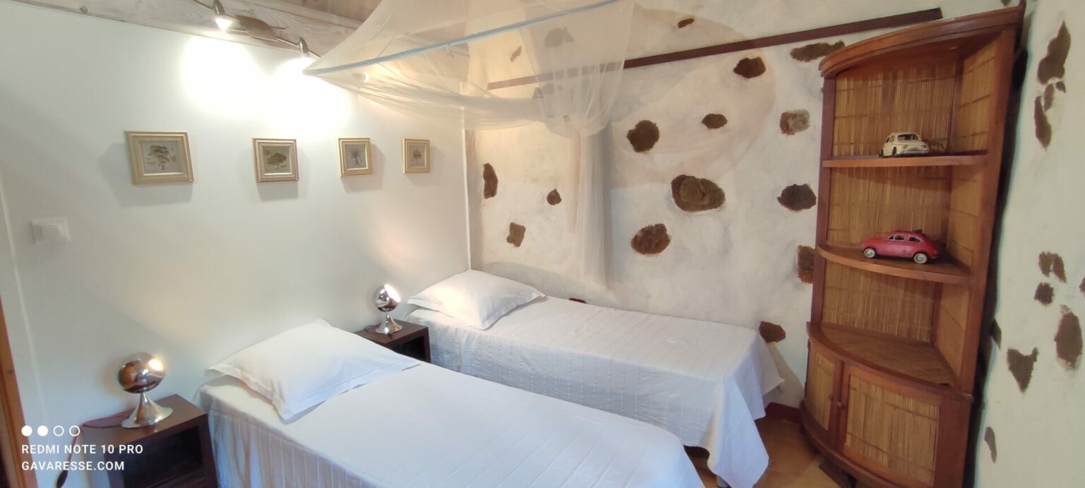 Chambre 4 gîte Pradet deux lits simples jumeaux relaxation électrique