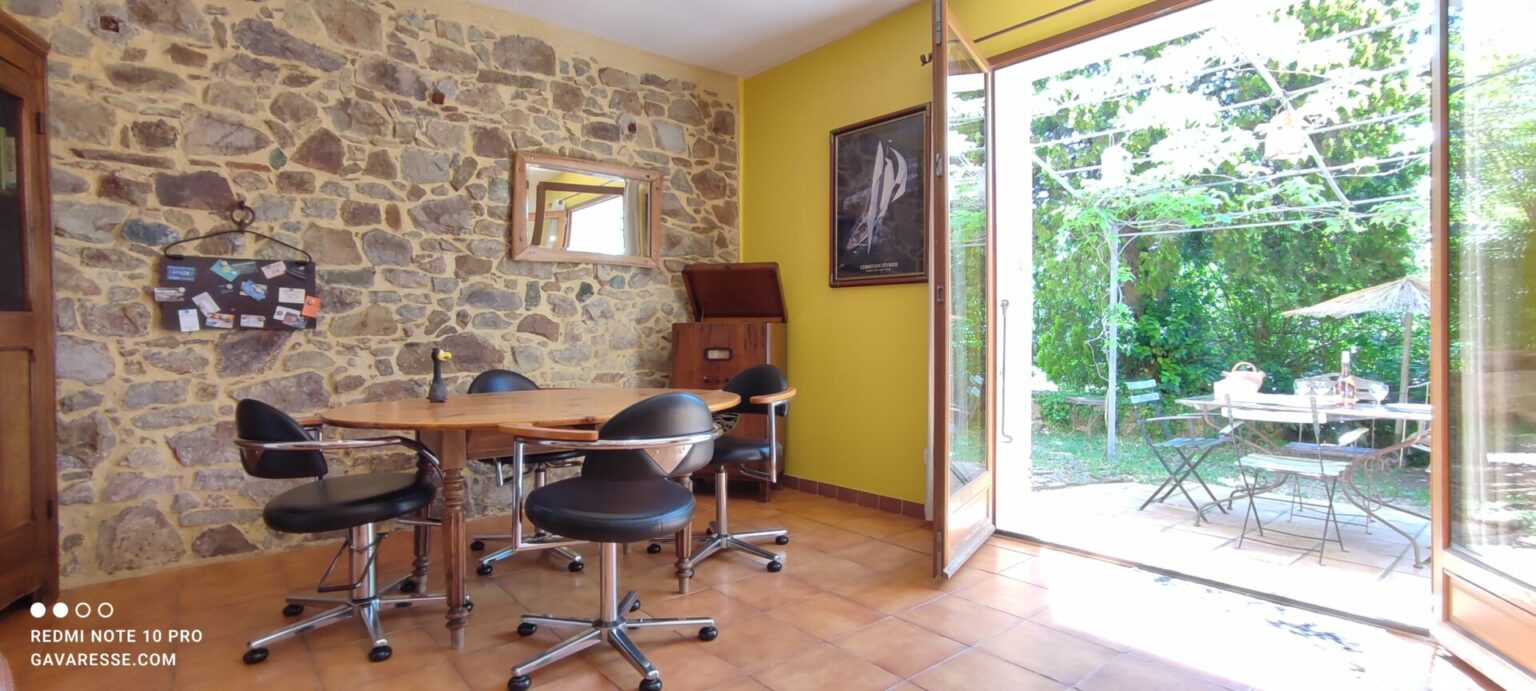Salle à manger Gîte Le Pénéquet lumineuse vue jardin Pradet