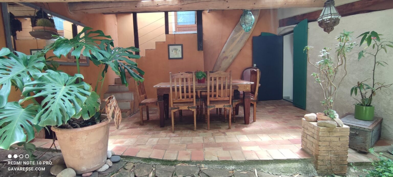 Accès Terrasse couverte Gîte l'Orangeraie Escalier Gîte la Fenière Domaine Gavaresse