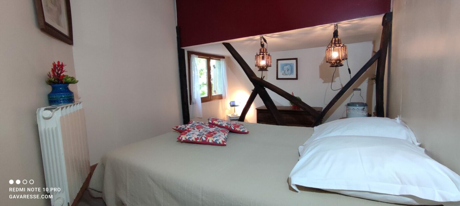 Chambre 2 Gîte Le Pénéquet Lit double 140x190 relaxation électrique Rambarde tonneaux Pradet