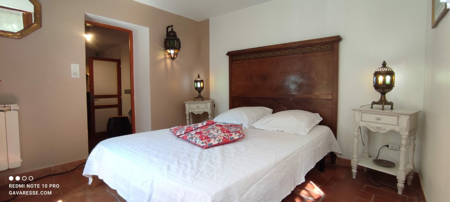 Chambre 1 Gîte Le Pénéquet Lit double 140x190 Mobilier raffiné Décoration orientale Pradet