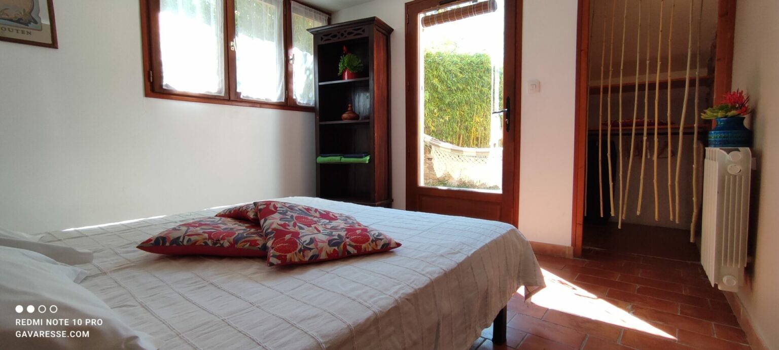 Chambre 1 Gîte Le Pénéquet Lit double 140x190 Accès jardin ensoleillé Pradet
