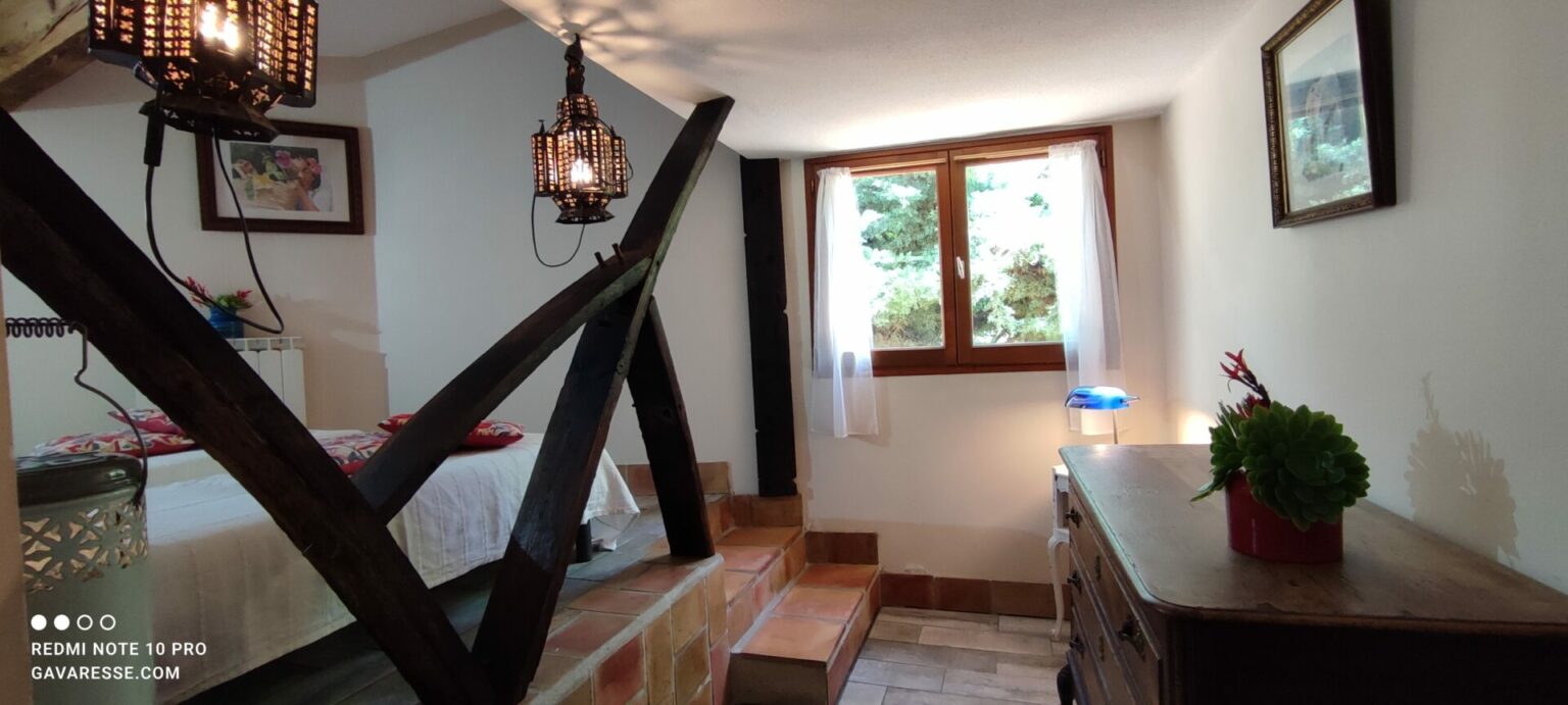 Décoration Chambre 2 Gîte Le Pénéquet Luminaires ethniques Rambarde tonneaux Pradet