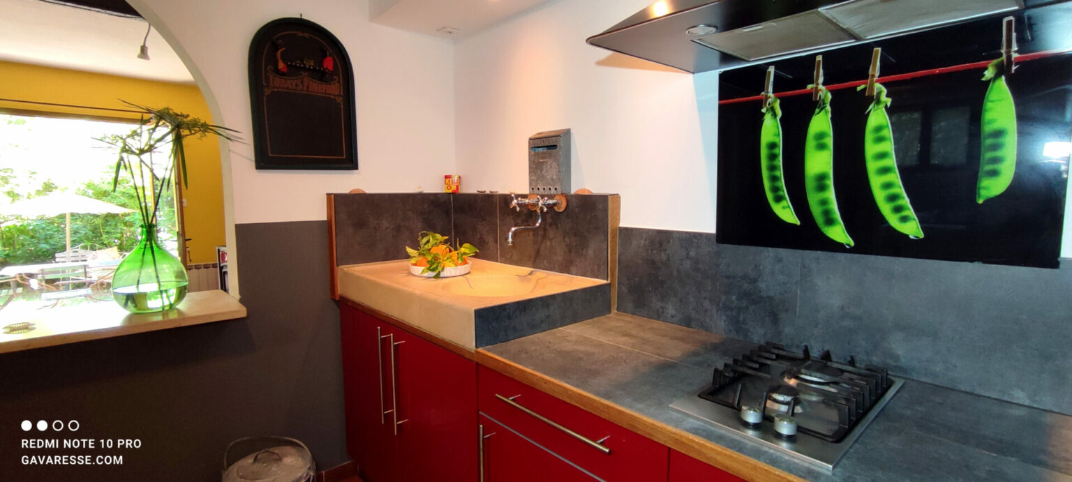 Cuisine Gîte Le Pénéquet évier pierre authenticité Le Pradet