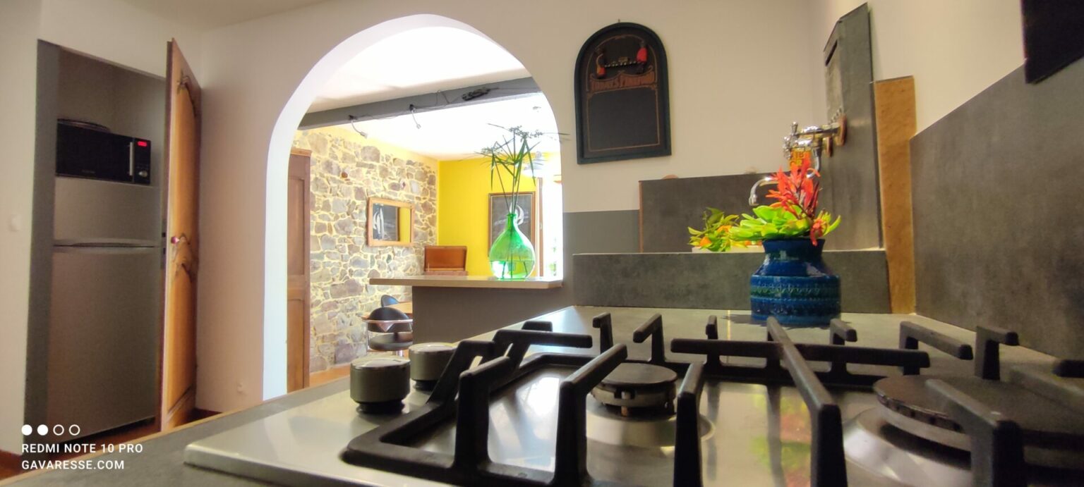 Cuisine Gîte Le Pénéquet fonctionnelle charme équipée Pradet
