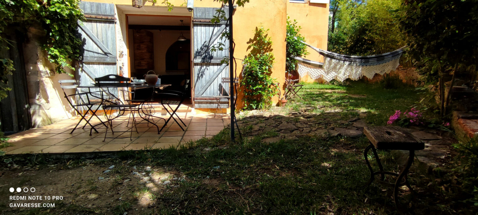 Jardin Gîte Le Pénéquet Pradet Terrasse aménagée coin repas convivial