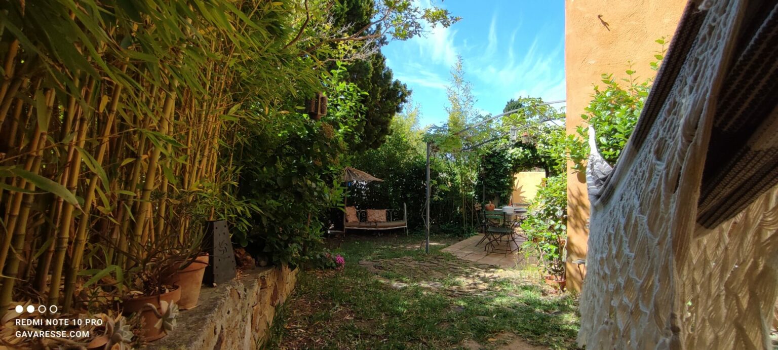 Jardin luxuriant Gîte Le Pénéquet Pradet coin détente hamacs piscine