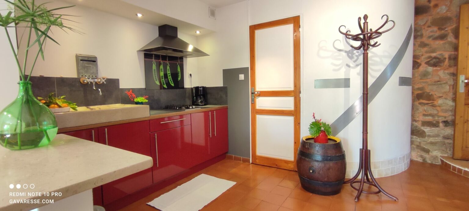 Cuisine Gîte Le Pénéquet lumineuse espace repas Pradet