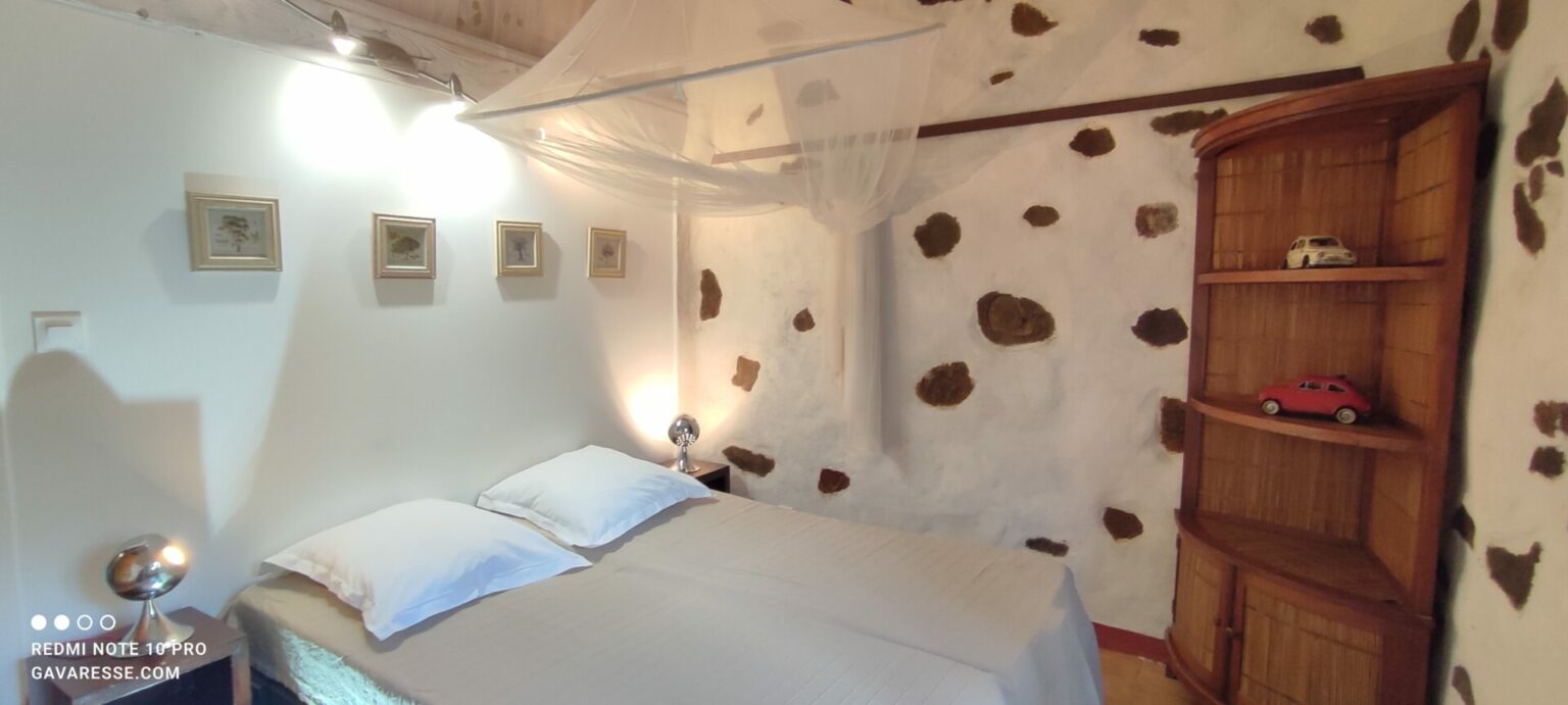 Chambre 4 gîte Pradet lit double relaxation électrique moustiquaire