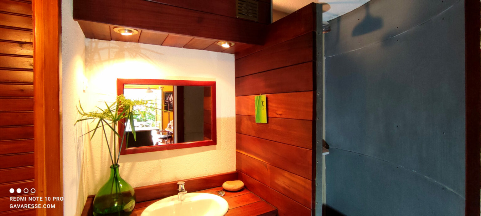 Douche italienne Gîte Le Pénéquet Parois métal galvanisé Sol galets Bois exotique Pradet