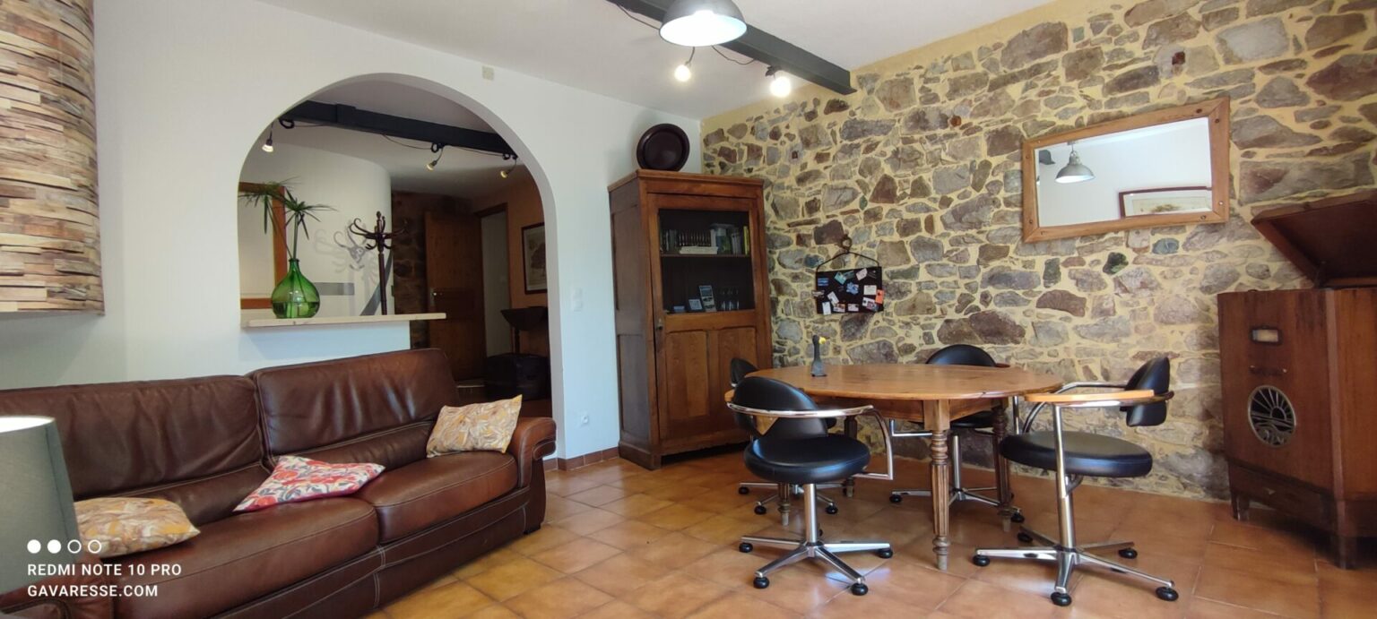 Salon coin repas Gîte Le Pénéquet Pradet Poêle à bois ambiance hiver