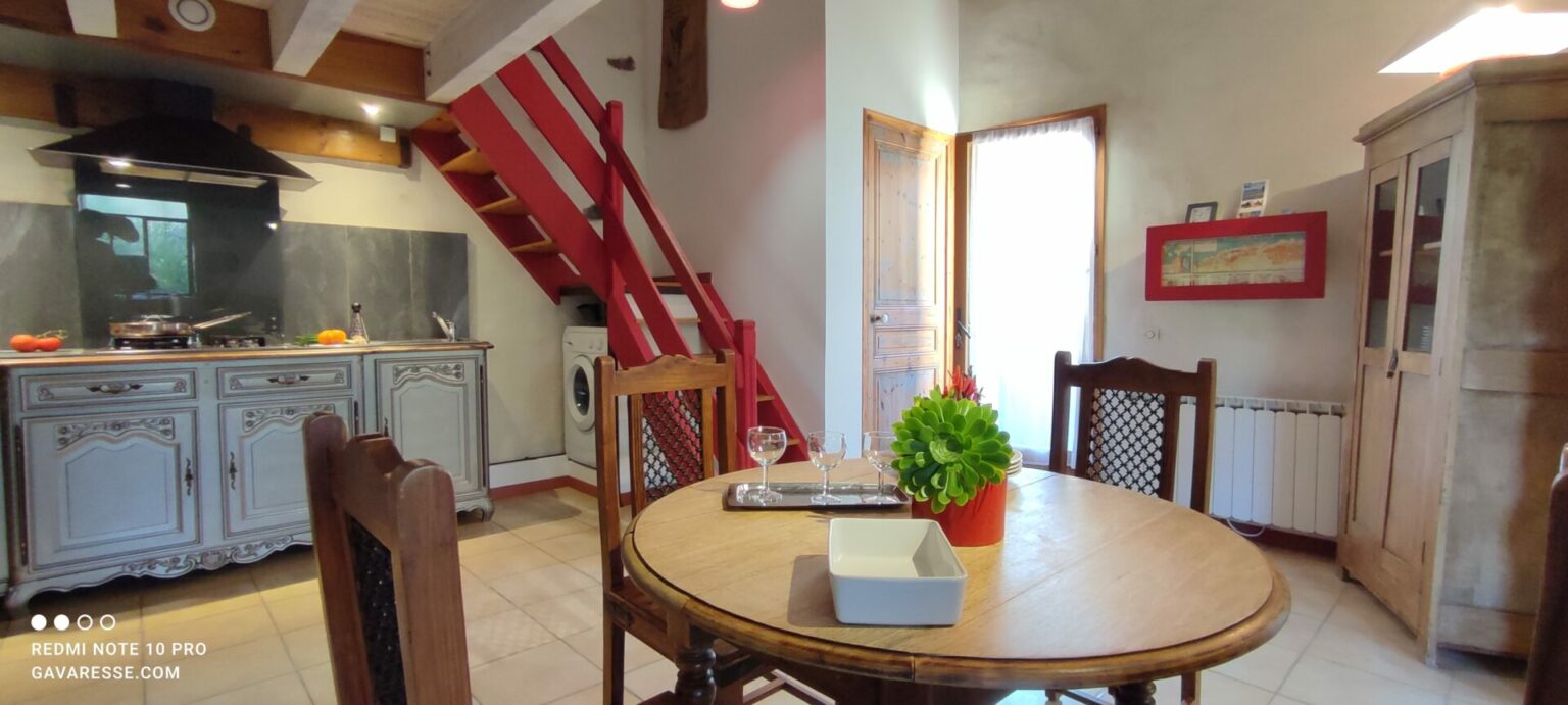 Cuisine équipée Gîte l'Orangeraie Escalier chambre 5 Le Pradet Var