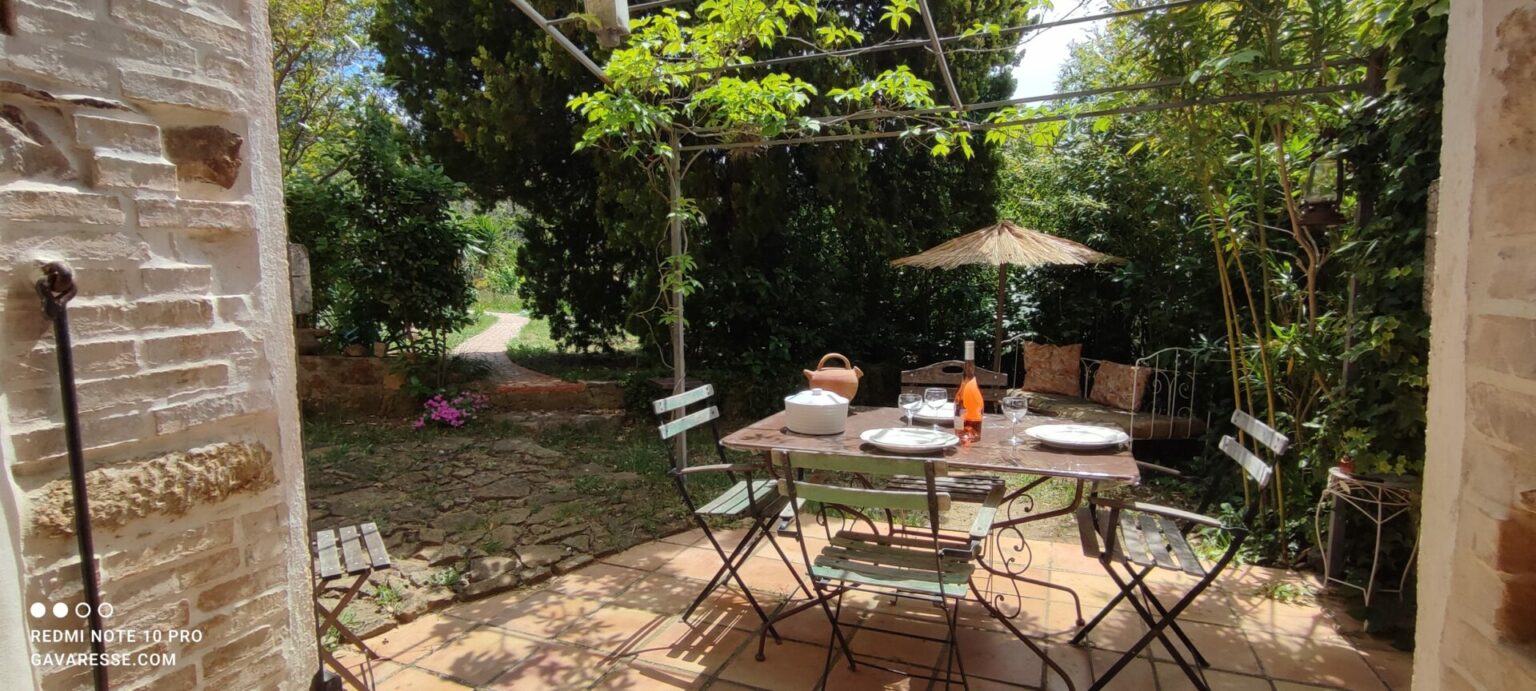 Terrasse extérieure Gîte Le Pénéquet Vue séjour ambiance méditerranéenne Pradet