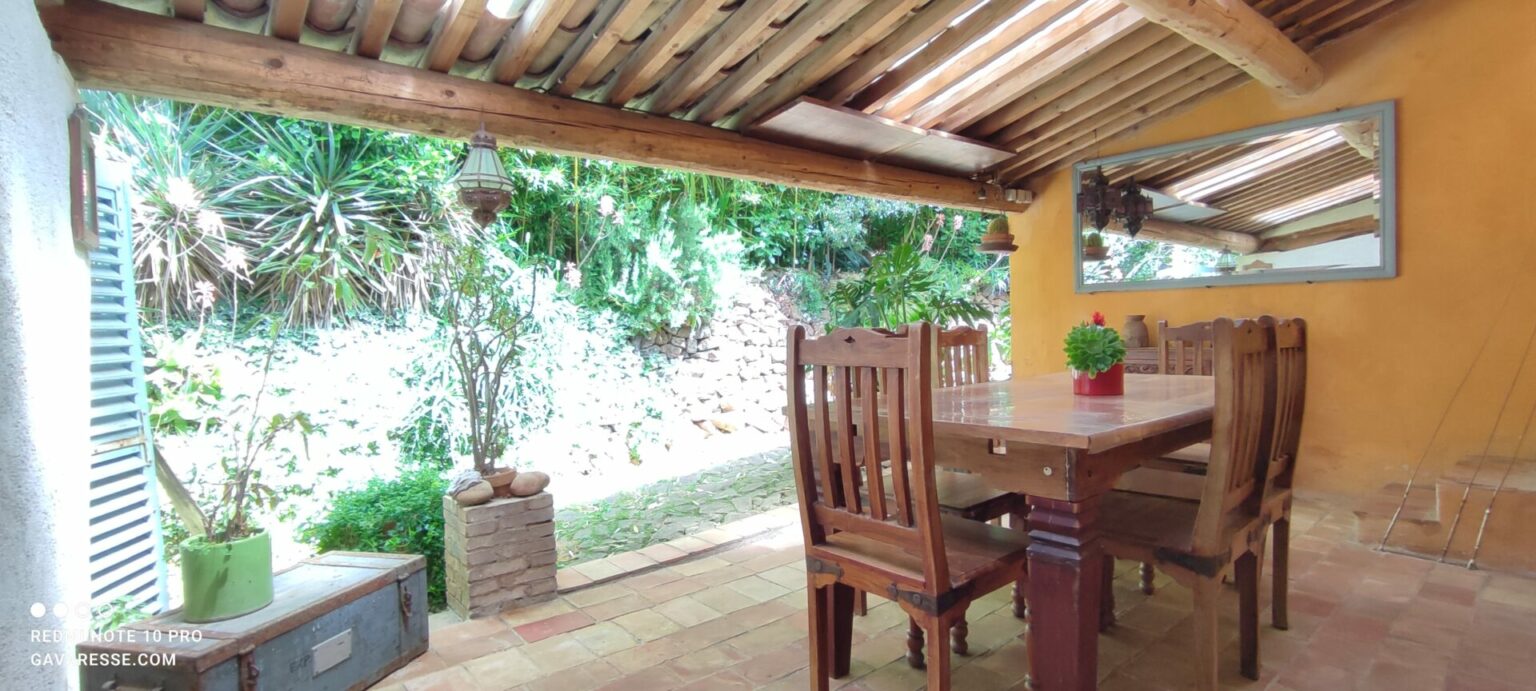 Terrasse ombragée Gîte l'Orangeraie Repas extérieurs Domaine Gavaresse