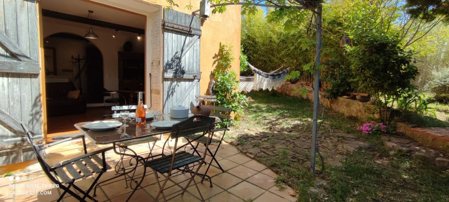 Terrasse repas extérieur Gîte Le Pénéquet Pradet coin barbecue table