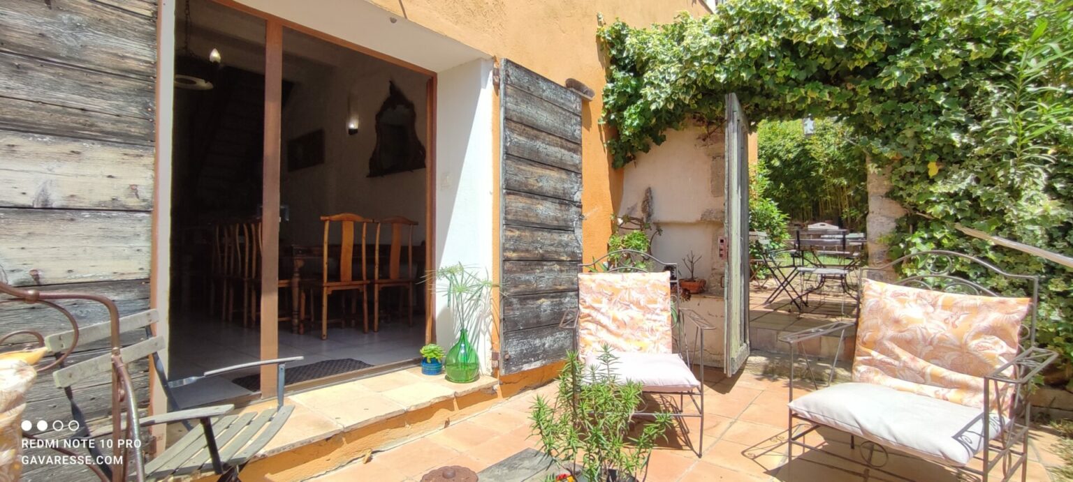 Baie vitrée Gîte La Fenière Accès terrasse Le Pénéquet communication