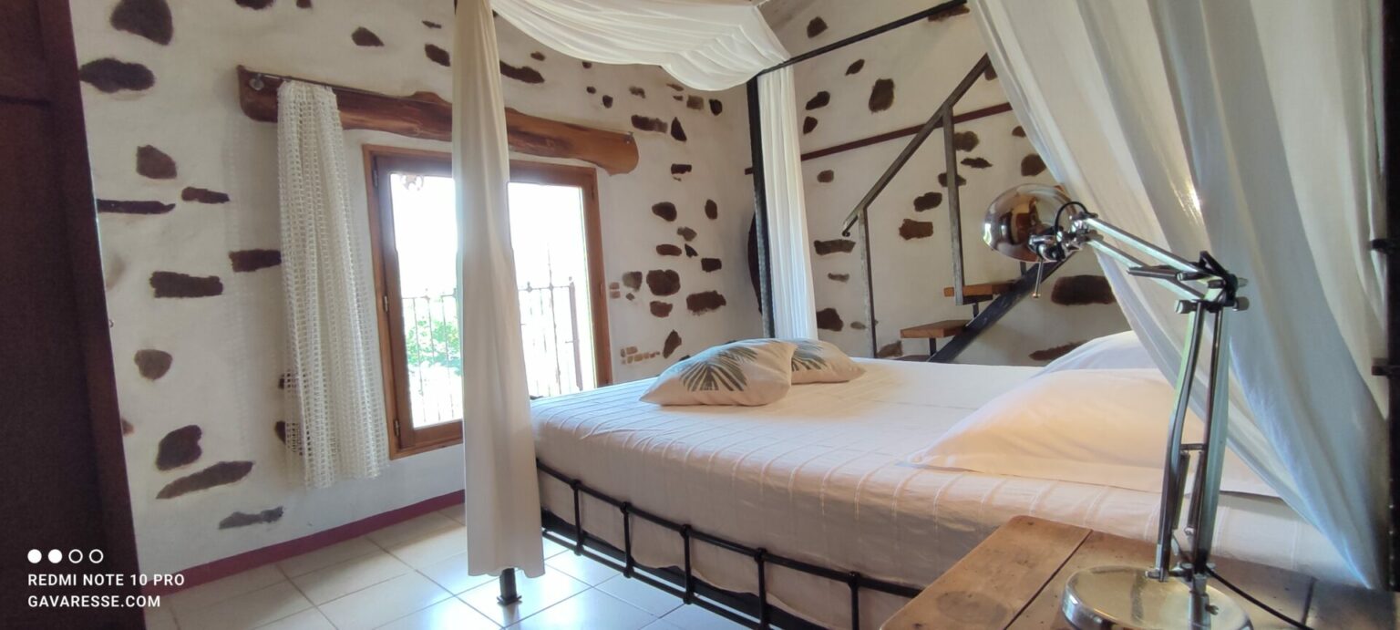 Baldaquin Chambre 4 Gîte La Fenière vue mezzanine Le Pradet