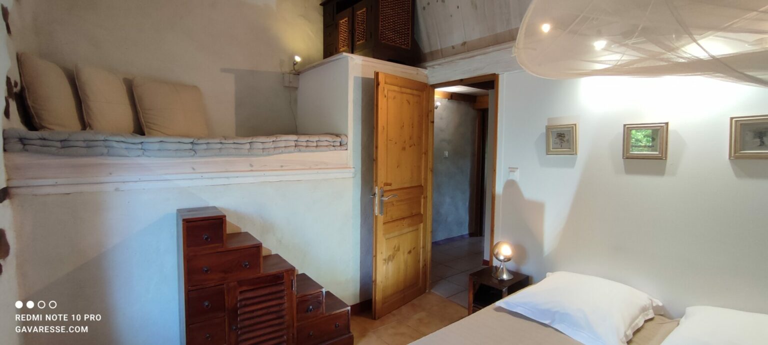 Chambre 4 gîte Pradet lit mezzanine banquette
