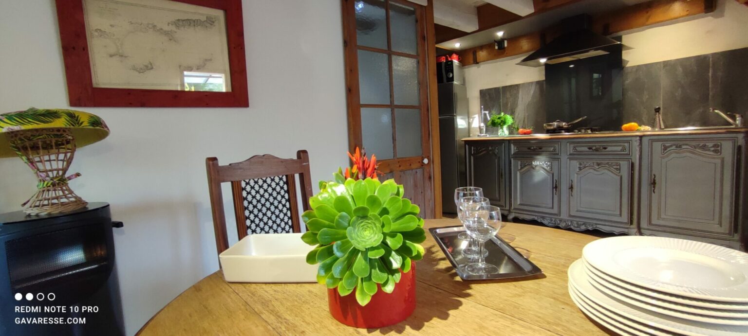 Table à manger Gîte l'Orangeraie Cuisine Provençale Gavaresse