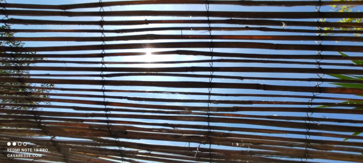 Protection solaire terrasse Gîte La Fenière Canisse bois naturelle Pradet