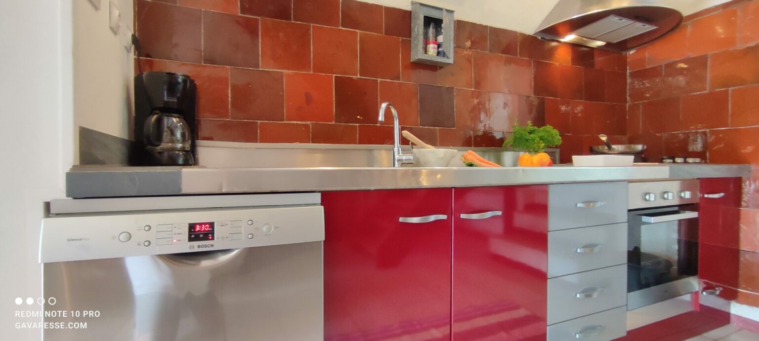 Crédence cuisine Gîte La Fenière Pradet Carreaux anciens cuve à vin Domaine