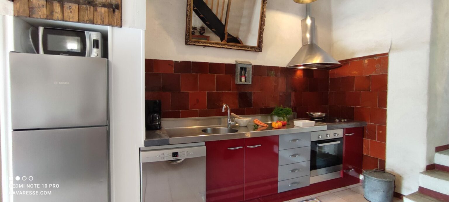 Cuisine entièrement équipée Gîte La Fenière Pradet Carreaux cuve à vin