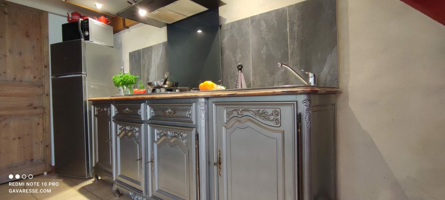 Cuisine équipée Gîte l'Orangeraie Vaisselle Ustensiles Meuble brocante