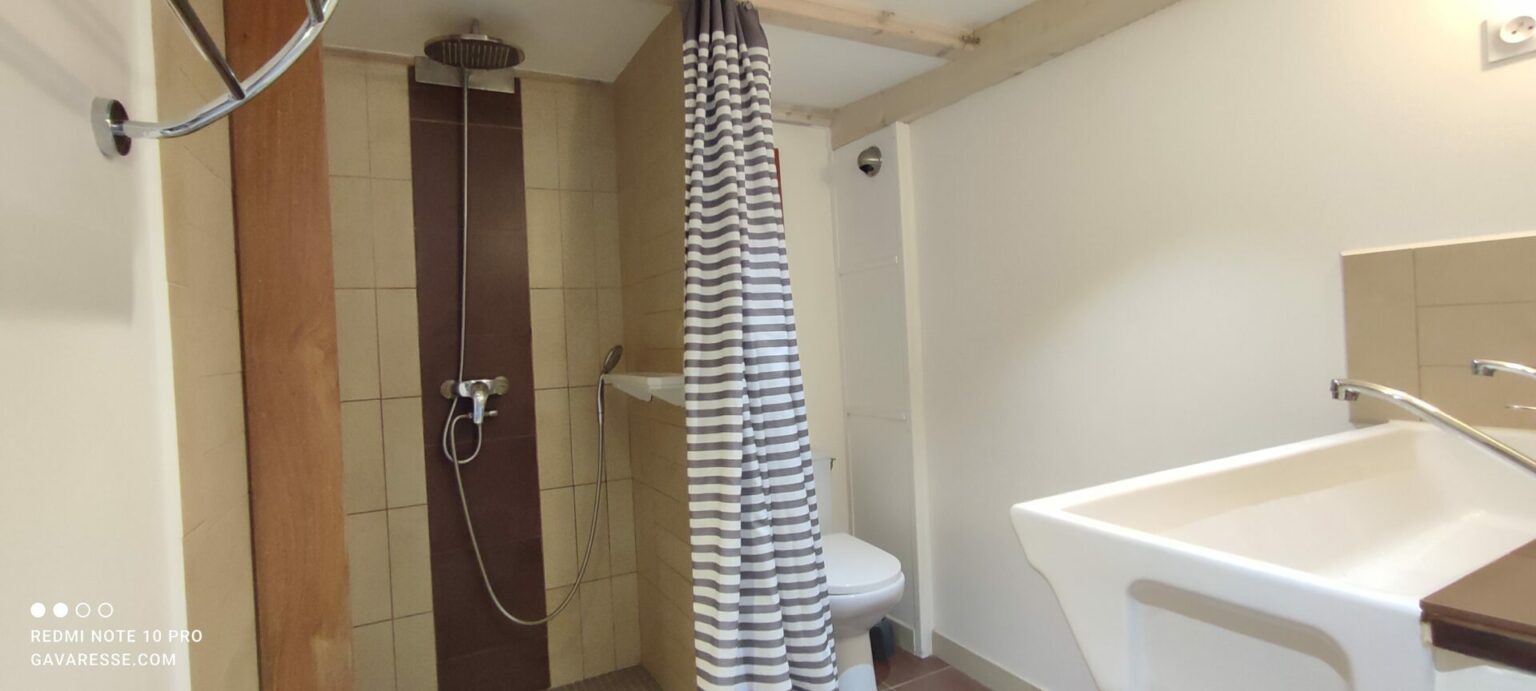 Salle de bain douche WC gîte Pradet moderne