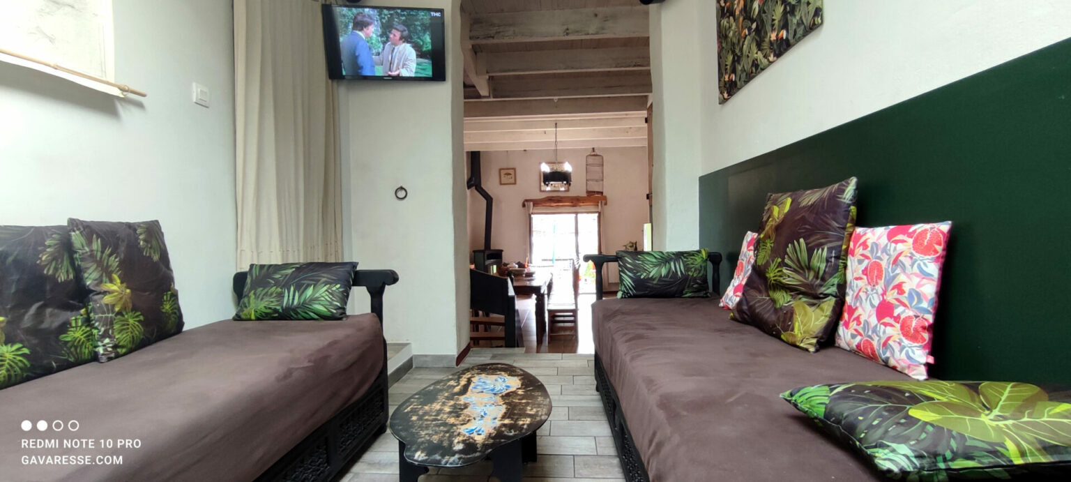 Enfilade Gîte L'Orangeraie Salon Salle à manger Terrasse couverte Pradet