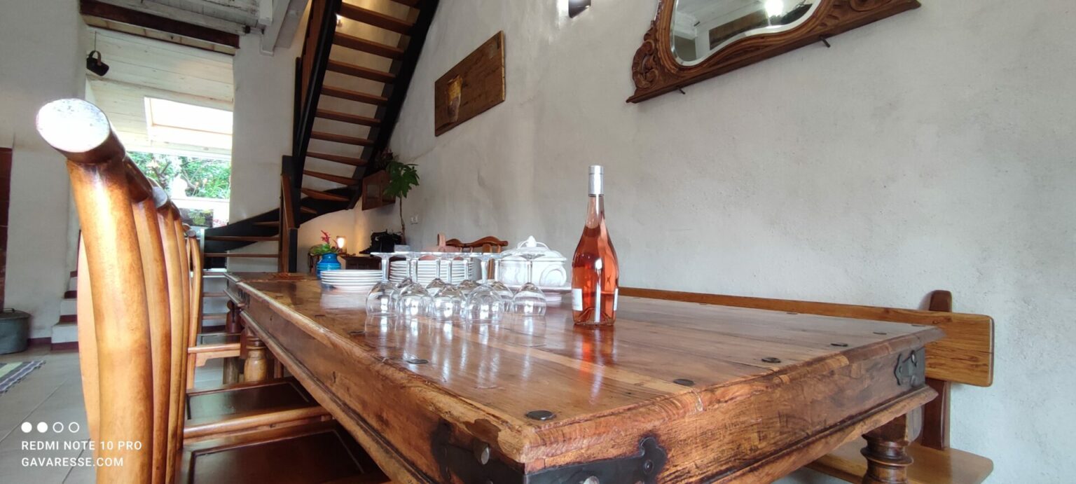 Grande table salle à manger Gîte La Fenière 20 personnes Pradet