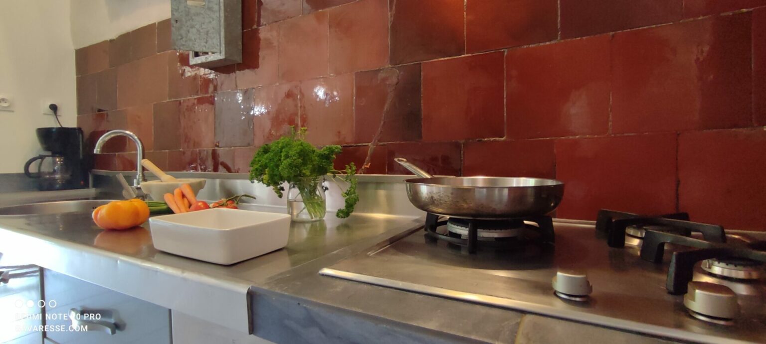 Cuisine Gîte La Fenière équipée moderne et historique carreaux cuve à vin