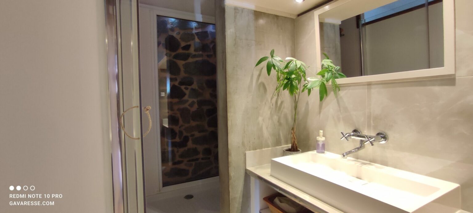 Lavabo salle de bain Gîte l'Orangeraie design rustique moderne Le Pradet
