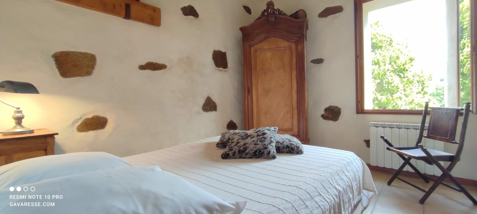 Lit double 140x190 Chambre 6 Gîte l'Orangeraie Relaxation électrique