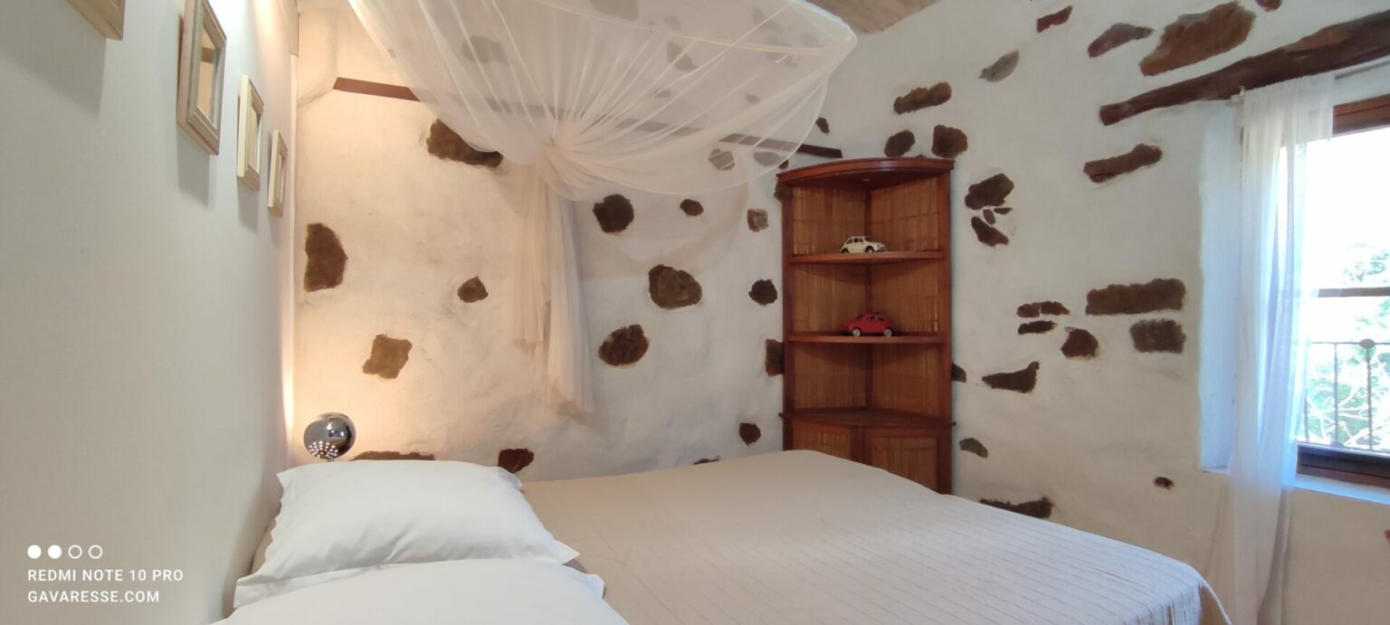 Chambre 4 gîte Pradet lit double moustiquaire pierre
