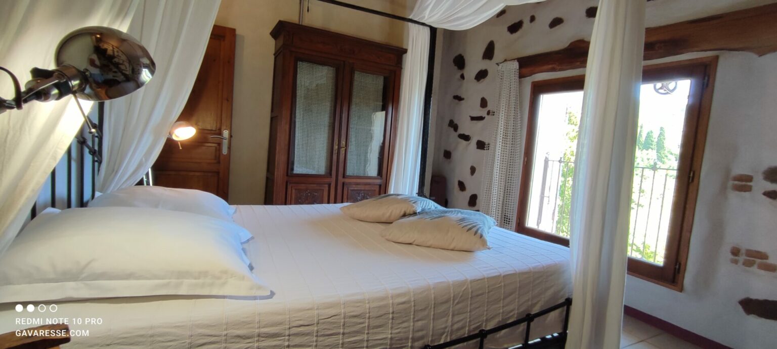 Lit double 140x190 Chambre 4 Gîte La Fenière Le Pradet