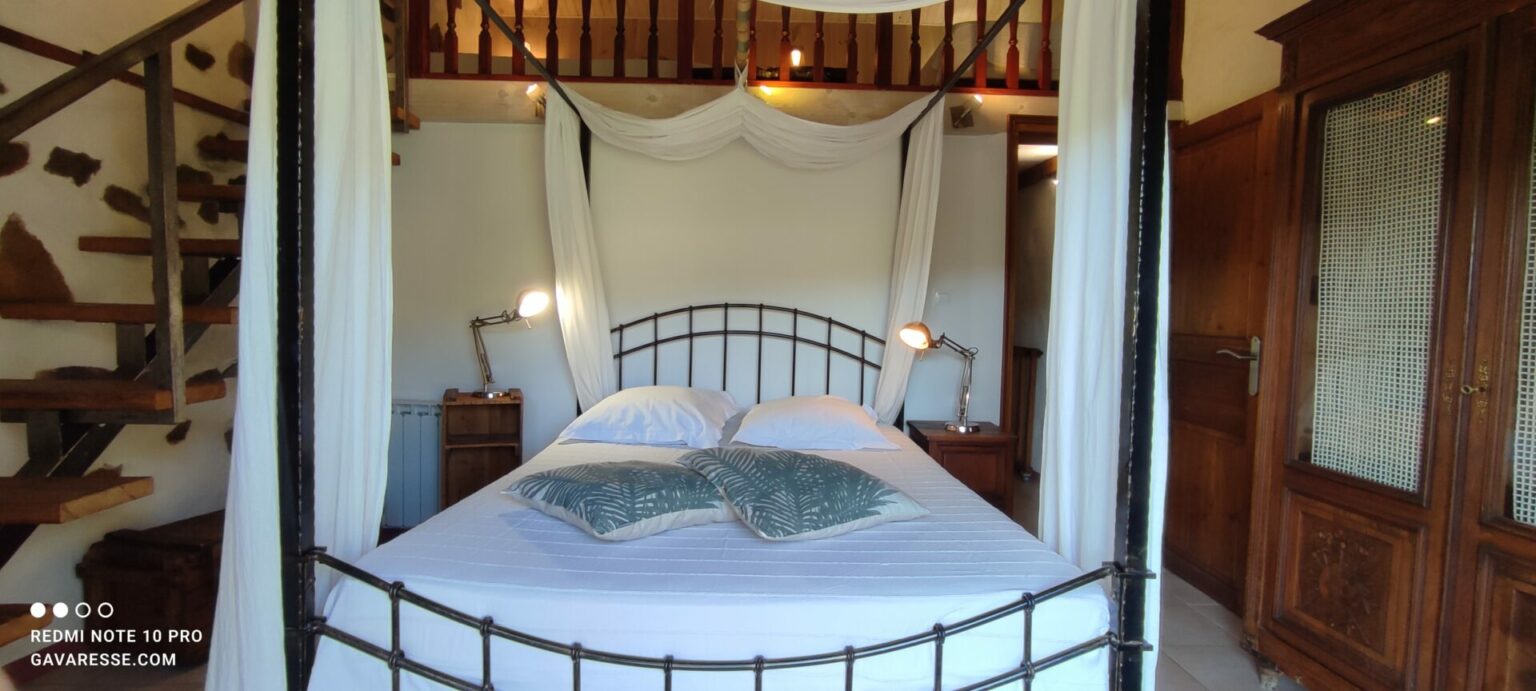 Lit à baldaquin Chambre 4 Gîte La Fenière rideaux ouverts ambiance romantique
