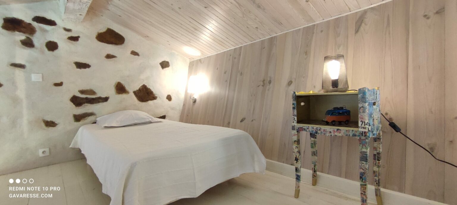 Lit simple 90x190 chambre mezzanine Gîte Gavaresse Le Pradet Var