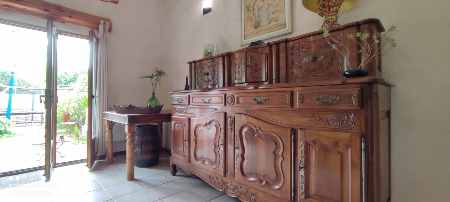 Meuble à glissant Provençal Gîte La Fenière Meuble régional