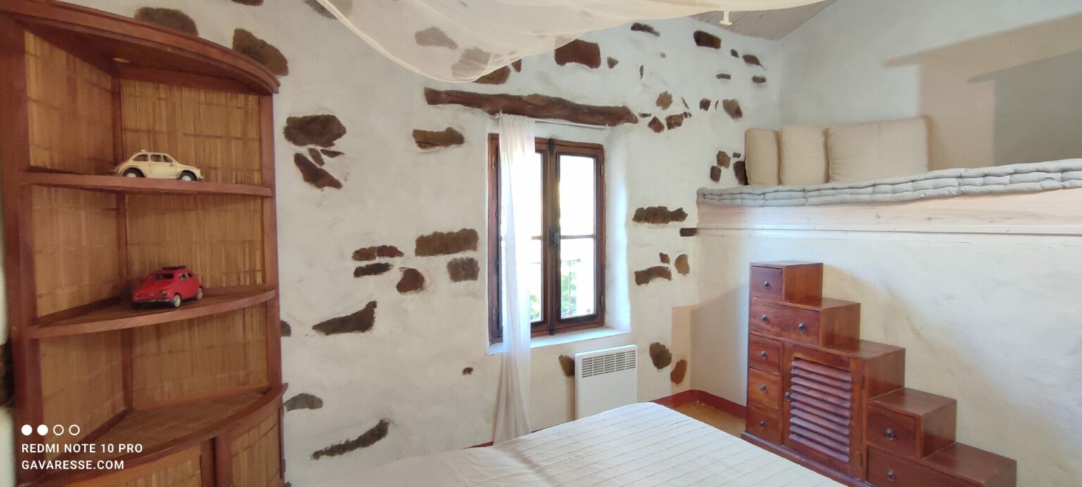 Chambre 4 gîte Pradet meuble escalier lit surélevé