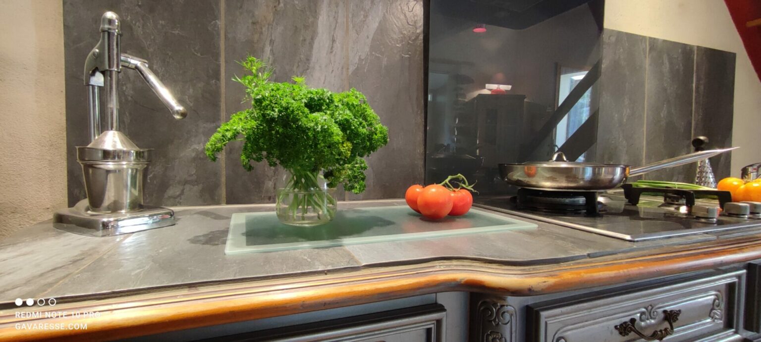 Plan de travail cuisine Gîte l'Orangeraie Meuble chiné évier cuisson Pradet