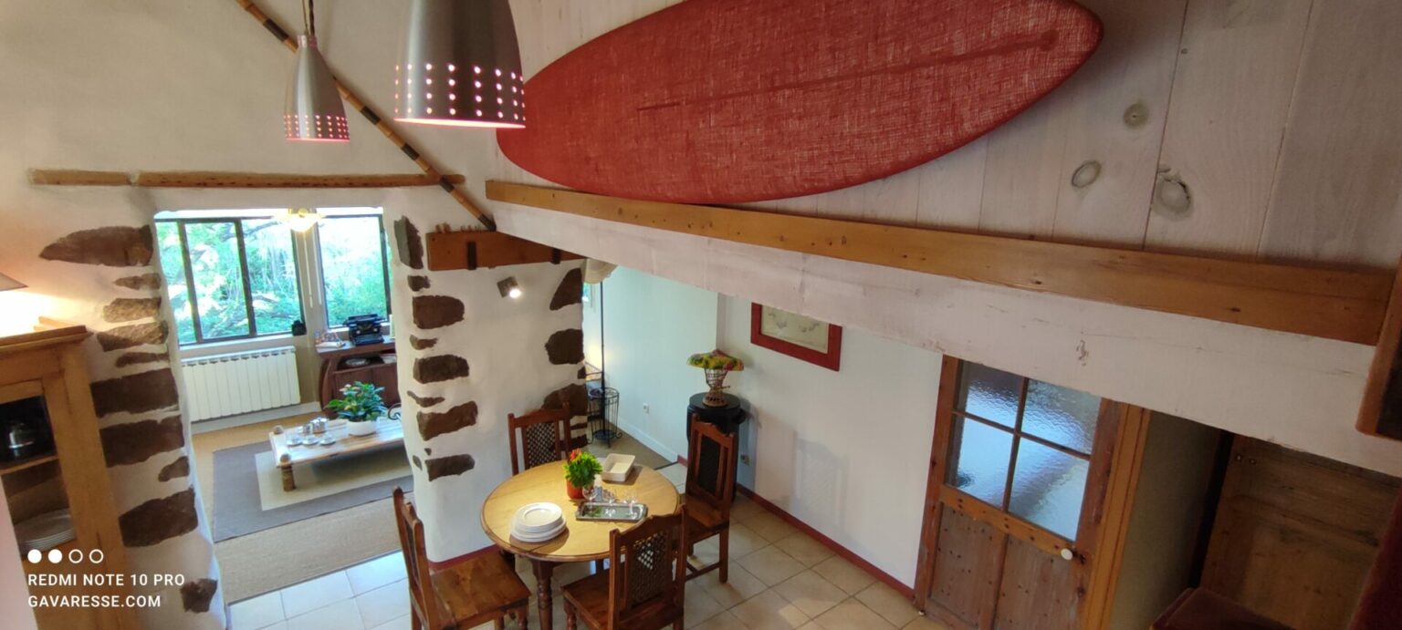 Séjour salle à manger Gîte l'Orangeraie Le Pradet Var Poutres apparentes