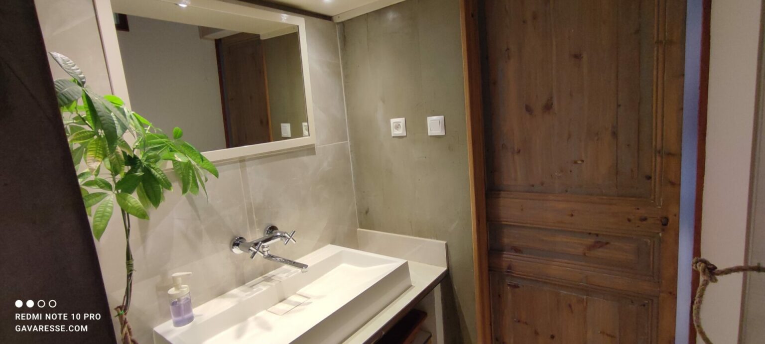 Douche italienne pierres apparentes Gîte l'Orangeraie Salle de bain moderne Le Pradet