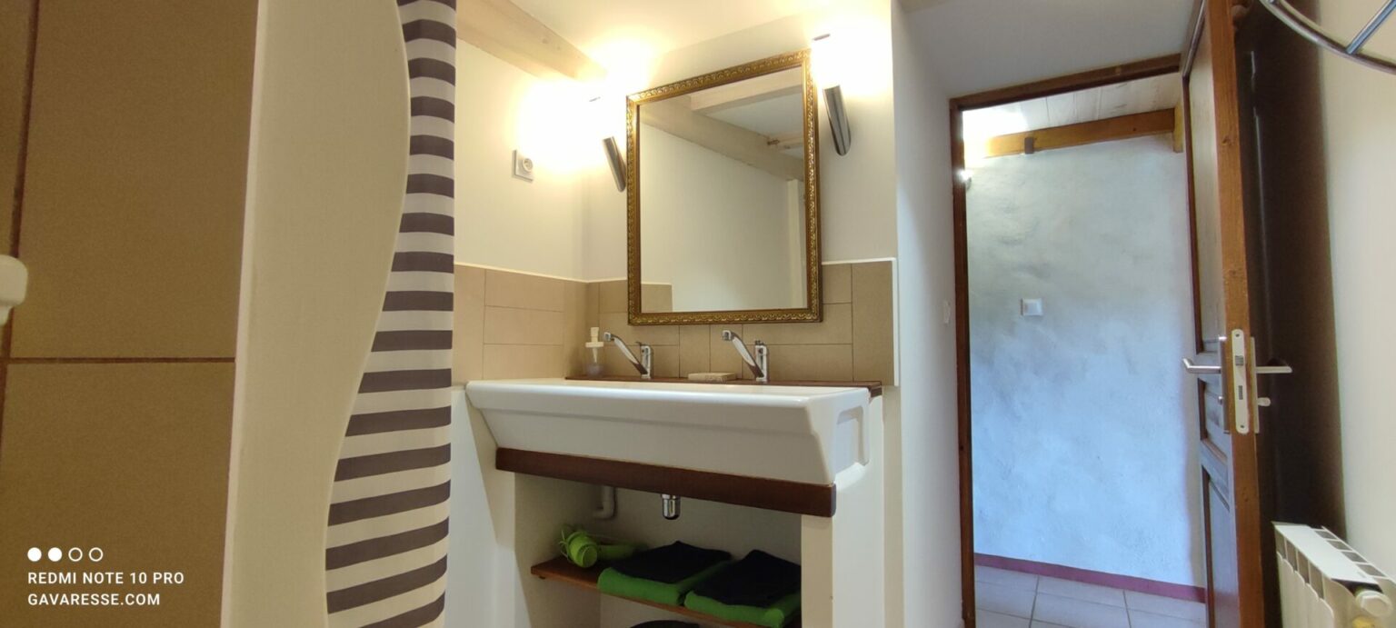 Salle de bain double vasque miroir gîte Pradet