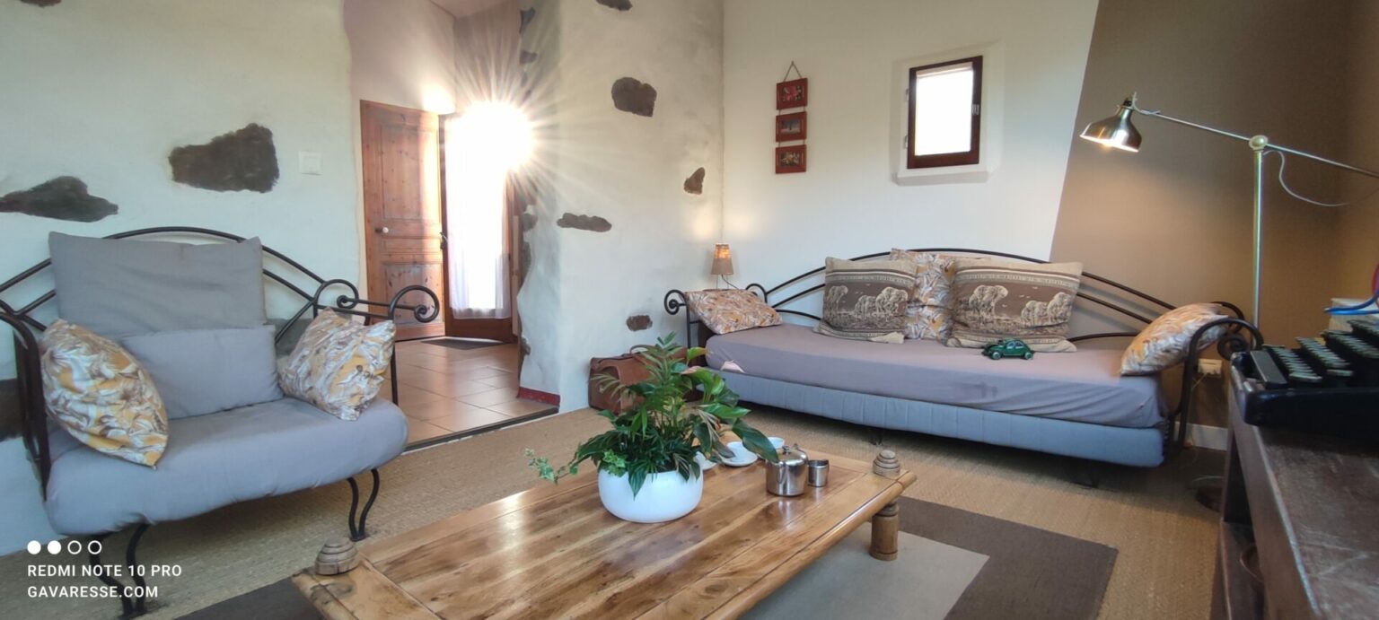 Salon Gîte l'Orangeraie Canapé confortable Fauteuil Porte lumineuse Pradet